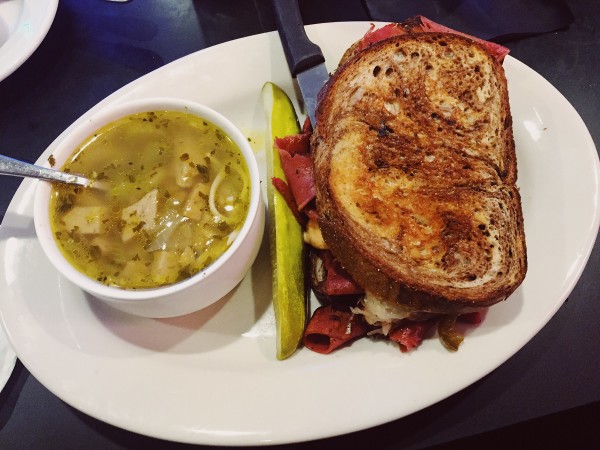 Reuben + Vegan Chick'n Noodle Soup at Chicago Diner (Image by LoudPen)